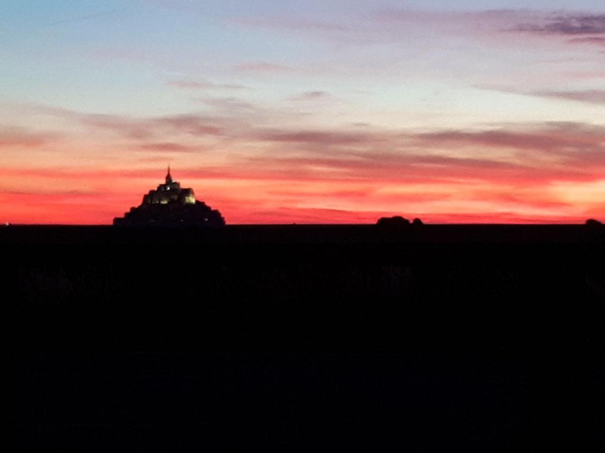 Le Cezembre Gite La Taniere Moidrey Bagian luar foto
